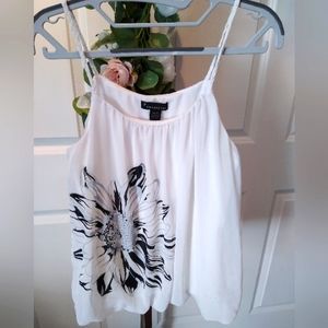 🥂 Cute blouse with braided straps, bling inside the flower and great condition.